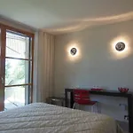לינה וארוחת בוקר Les Perrelles 3*