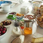 Les Perrelles לינה וארוחת בוקר