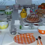 Les Perrelles לינה וארוחת בוקר